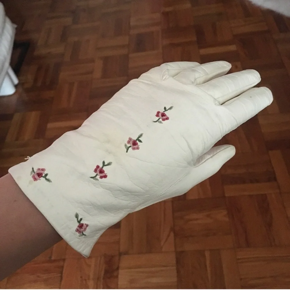 Vintage White Leather Gloves w Rosebuds in Front
